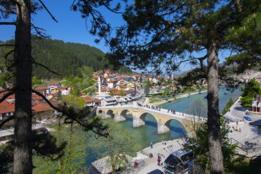 Saraybosna 'nın nehir kıyısındaki köprüsü ve camii, Saraybosna ve Bosna-Hersek' in akşam manzarası