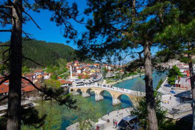 Saraybosna 'nın nehir kıyısındaki köprüsü ve camii, Saraybosna ve Bosna-Hersek' in akşam manzarası