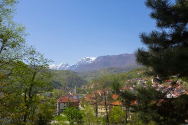 Saraybosna 'nın nehir kıyısındaki köprüsü ve camii, Saraybosna ve Bosna-Hersek' in akşam manzarası
