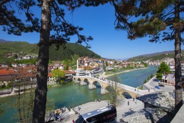 Saraybosna 'nın nehir kıyısındaki köprüsü ve camii, Saraybosna ve Bosna-Hersek' in akşam manzarası