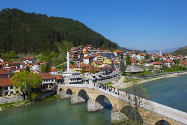 Saraybosna 'nın nehir kıyısındaki köprüsü ve camii, Saraybosna ve Bosna-Hersek' in akşam manzarası