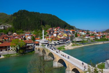 Saraybosna 'nın nehir kıyısındaki köprüsü ve camii, Saraybosna ve Bosna-Hersek' in akşam manzarası