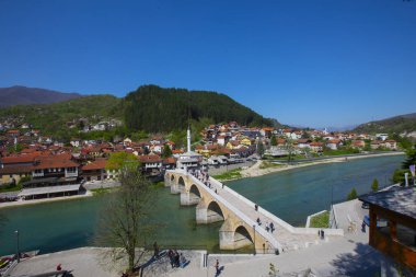 Saraybosna 'nın nehir kıyısındaki köprüsü ve camii, Saraybosna ve Bosna-Hersek' in akşam manzarası