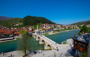 Saraybosna 'nın nehir kıyısındaki köprüsü ve camii, Saraybosna ve Bosna-Hersek' in akşam manzarası