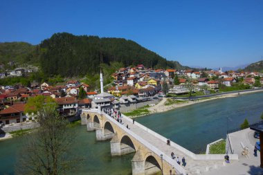 Saraybosna 'nın nehir kıyısındaki köprüsü ve camii, Saraybosna ve Bosna-Hersek' in akşam manzarası