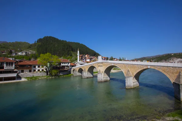 Saraybosna 'nın nehir kıyısındaki köprüsü ve camii, Saraybosna ve Bosna-Hersek' in akşam manzarası