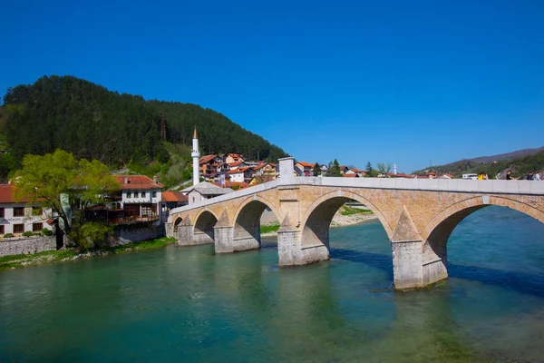 Saraybosna 'nın nehir kıyısındaki köprüsü ve camii, Saraybosna ve Bosna-Hersek' in akşam manzarası