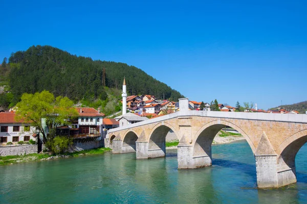 Saraybosna 'nın nehir kıyısındaki köprüsü ve camii, Saraybosna ve Bosna-Hersek' in akşam manzarası