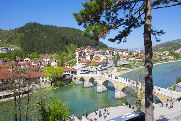 Avondzicht Oude Binnenstad Van Sarajevo Vanaf Rivier Met Brug Moskee — Stockfoto