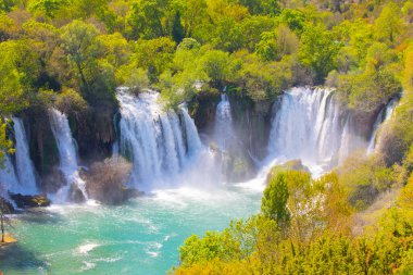 Bosna-Hersek 'teki Trebizat Nehri üzerindeki Kravice şelalesi