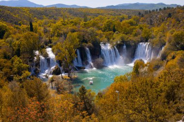 Bosna-Hersek 'teki Trebizat Nehri üzerindeki Kravice şelalesi