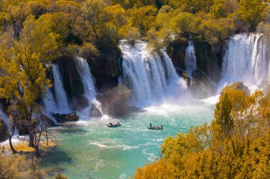 Kravice Şelaleleri, Bosna-Hersek 'te bir Doğa Mucizesi. Kravice şelaleleri, orijinal adıyla Kravica şelaleleri, Sovyetler Birliği 'nin en güzel doğal alanlarından biridir.