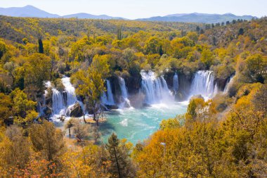 Kravice Şelaleleri, Bosna-Hersek 'te bir Doğa Mucizesi. Kravice şelaleleri, orijinal adıyla Kravica şelaleleri, Sovyetler Birliği 'nin en güzel doğal alanlarından biridir.