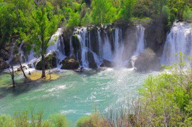 Kravice Şelaleleri, Bosna-Hersek 'te bir Doğa Mucizesi. Kravice şelaleleri, orijinal adıyla Kravica şelaleleri, Sovyetler Birliği 'nin en güzel doğal alanlarından biridir.