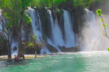 Kravice Şelaleleri, Bosna-Hersek 'te bir Doğa Mucizesi. Kravice şelaleleri, orijinal adıyla Kravica şelaleleri, Sovyetler Birliği 'nin en güzel doğal alanlarından biridir.