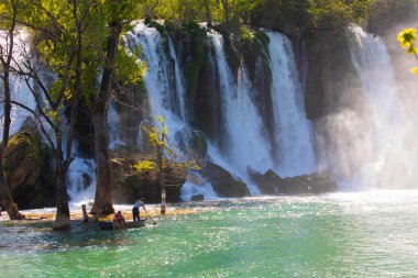 Kravice Şelaleleri, Bosna-Hersek 'te bir Doğa Mucizesi. Kravice şelaleleri, orijinal adıyla Kravica şelaleleri, Sovyetler Birliği 'nin en güzel doğal alanlarından biridir.