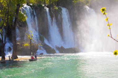 Kravice Şelaleleri, Bosna-Hersek 'te bir Doğa Mucizesi. Kravice şelaleleri, orijinal adıyla Kravica şelaleleri, Sovyetler Birliği 'nin en güzel doğal alanlarından biridir.