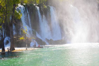 Kravice Şelaleleri, Bosna-Hersek 'te bir Doğa Mucizesi. Kravice şelaleleri, orijinal adıyla Kravica şelaleleri, Sovyetler Birliği 'nin en güzel doğal alanlarından biridir.