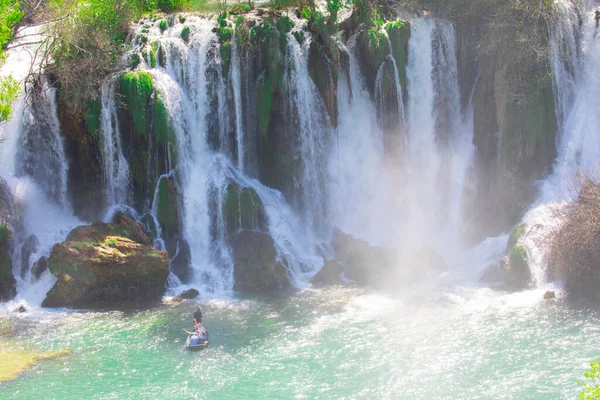 Kravice Şelaleleri, Bosna-Hersek 'te bir Doğa Mucizesi. Kravice şelaleleri, orijinal adıyla Kravica şelaleleri, Sovyetler Birliği 'nin en güzel doğal alanlarından biridir.