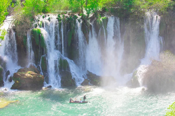 Kravice Şelaleleri, Bosna-Hersek 'te bir Doğa Mucizesi. Kravice şelaleleri, orijinal adıyla Kravica şelaleleri, Sovyetler Birliği 'nin en güzel doğal alanlarından biridir.