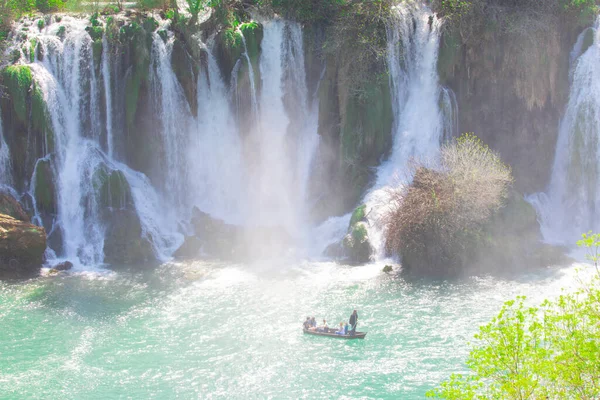 Kravice Şelaleleri, Bosna-Hersek 'te bir Doğa Mucizesi. Kravice şelaleleri, orijinal adıyla Kravica şelaleleri, Sovyetler Birliği 'nin en güzel doğal alanlarından biridir.