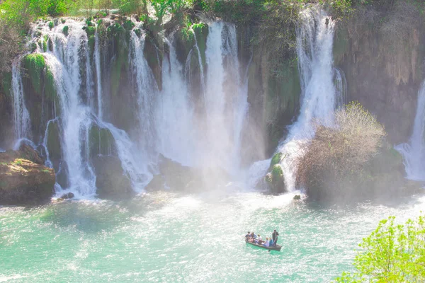 Kravice Şelaleleri, Bosna-Hersek 'te bir Doğa Mucizesi. Kravice şelaleleri, orijinal adıyla Kravica şelaleleri, Sovyetler Birliği 'nin en güzel doğal alanlarından biridir.