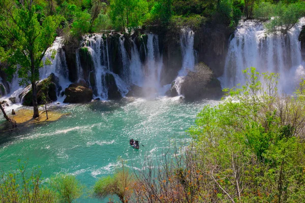 Kravice Şelaleleri, Bosna-Hersek 'te bir Doğa Mucizesi. Kravice şelaleleri, orijinal adıyla Kravica şelaleleri, Sovyetler Birliği 'nin en güzel doğal alanlarından biridir.