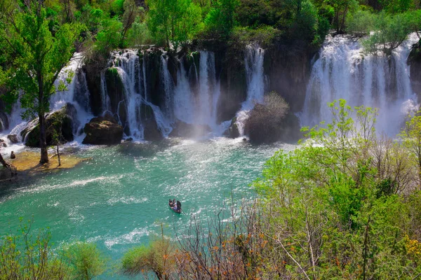 Kravice Şelaleleri, Bosna-Hersek 'te bir Doğa Mucizesi. Kravice şelaleleri, orijinal adıyla Kravica şelaleleri, Sovyetler Birliği 'nin en güzel doğal alanlarından biridir.
