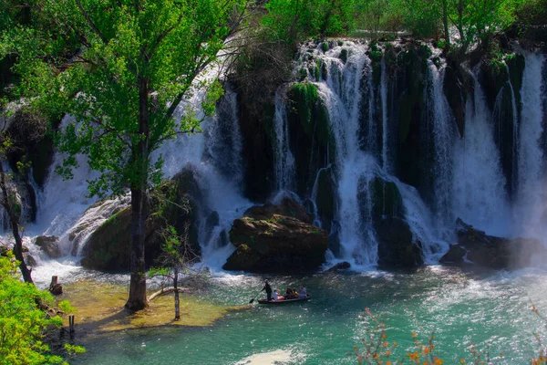 Kravice Şelaleleri, Bosna-Hersek 'te bir Doğa Mucizesi. Kravice şelaleleri, orijinal adıyla Kravica şelaleleri, Sovyetler Birliği 'nin en güzel doğal alanlarından biridir.