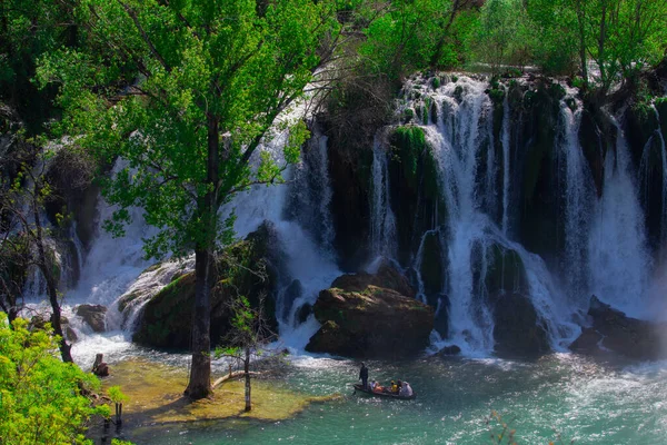 Kravice Şelaleleri, Bosna-Hersek 'te bir Doğa Mucizesi. Kravice şelaleleri, orijinal adıyla Kravica şelaleleri, Sovyetler Birliği 'nin en güzel doğal alanlarından biridir.