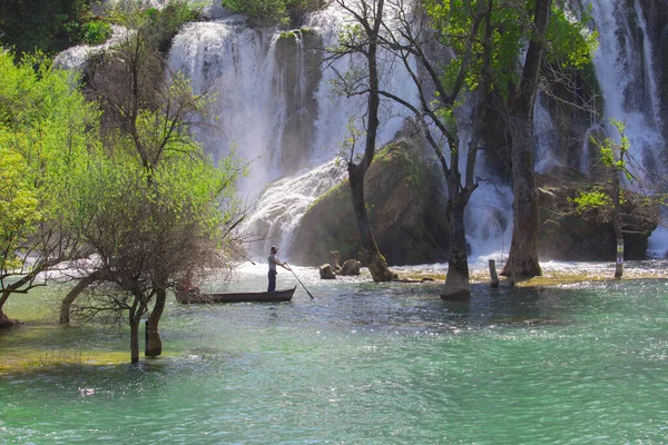 Kravice Şelaleleri, Bosna-Hersek 'te bir Doğa Mucizesi. Kravice şelaleleri, orijinal adıyla Kravica şelaleleri, Sovyetler Birliği 'nin en güzel doğal alanlarından biridir.