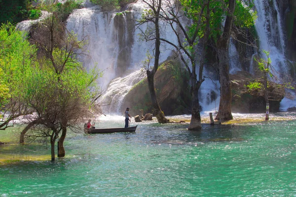 Kravice Şelaleleri, Bosna-Hersek 'te bir Doğa Mucizesi. Kravice şelaleleri, orijinal adıyla Kravica şelaleleri, Sovyetler Birliği 'nin en güzel doğal alanlarından biridir.
