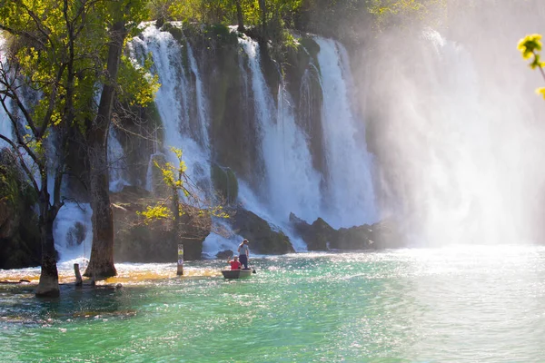 Kravice Şelaleleri, Bosna-Hersek 'te bir Doğa Mucizesi. Kravice şelaleleri, orijinal adıyla Kravica şelaleleri, Sovyetler Birliği 'nin en güzel doğal alanlarından biridir.