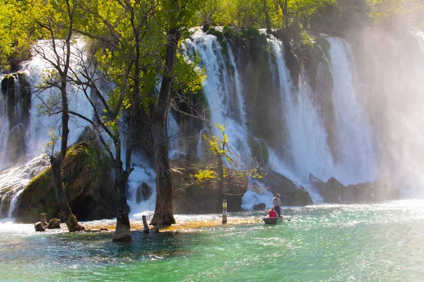 Kravice Şelaleleri, Bosna-Hersek 'te bir Doğa Mucizesi. Kravice şelaleleri, orijinal adıyla Kravica şelaleleri, Sovyetler Birliği 'nin en güzel doğal alanlarından biridir.
