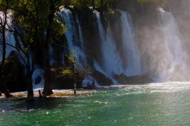 Kravice Şelaleleri, Bosna-Hersek 'te bir Doğa Mucizesi. Kravice şelaleleri, orijinal adıyla Kravica şelaleleri, Sovyetler Birliği 'nin en güzel doğal alanlarından biridir.