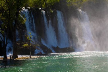 Kravice Şelaleleri, Bosna-Hersek 'te bir Doğa Mucizesi. Kravice şelaleleri, orijinal adıyla Kravica şelaleleri, Sovyetler Birliği 'nin en güzel doğal alanlarından biridir.