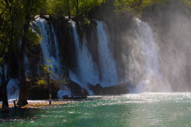Kravice Şelaleleri, Bosna-Hersek 'te bir Doğa Mucizesi. Kravice şelaleleri, orijinal adıyla Kravica şelaleleri, Sovyetler Birliği 'nin en güzel doğal alanlarından biridir.