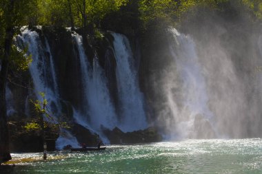 Kravice Şelaleleri, Bosna-Hersek 'te bir Doğa Mucizesi. Kravice şelaleleri, orijinal adıyla Kravica şelaleleri, Sovyetler Birliği 'nin en güzel doğal alanlarından biridir.