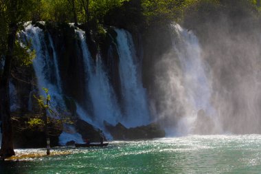 Kravice Şelaleleri, Bosna-Hersek 'te bir Doğa Mucizesi. Kravice şelaleleri, orijinal adıyla Kravica şelaleleri, Sovyetler Birliği 'nin en güzel doğal alanlarından biridir.