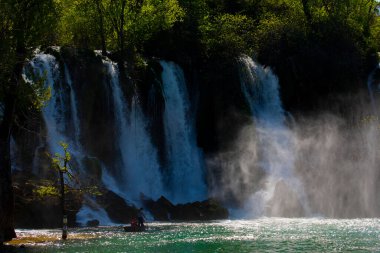 Kravice Şelaleleri, Bosna-Hersek 'te bir Doğa Mucizesi. Kravice şelaleleri, orijinal adıyla Kravica şelaleleri, Sovyetler Birliği 'nin en güzel doğal alanlarından biridir.