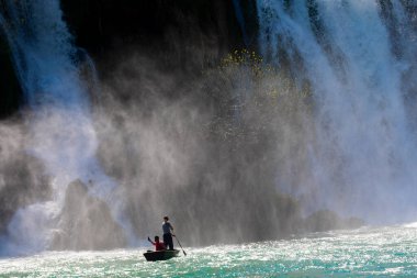 Kravice Şelaleleri, Bosna-Hersek 'te bir Doğa Mucizesi. Kravice şelaleleri, orijinal adıyla Kravica şelaleleri, Sovyetler Birliği 'nin en güzel doğal alanlarından biridir.