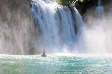 Kravice Şelaleleri, Bosna-Hersek 'te bir Doğa Mucizesi. Kravice şelaleleri, orijinal adıyla Kravica şelaleleri, Sovyetler Birliği 'nin en güzel doğal alanlarından biridir.