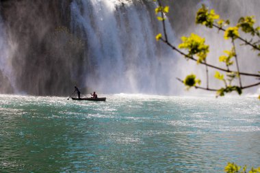 Kravice Şelaleleri, Bosna-Hersek 'te bir Doğa Mucizesi. Kravice şelaleleri, orijinal adıyla Kravica şelaleleri, Sovyetler Birliği 'nin en güzel doğal alanlarından biridir.
