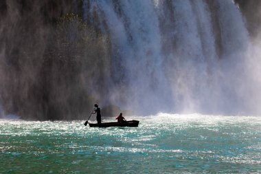 Kravice Şelaleleri, Bosna-Hersek 'te bir Doğa Mucizesi. Kravice şelaleleri, orijinal adıyla Kravica şelaleleri, Sovyetler Birliği 'nin en güzel doğal alanlarından biridir.