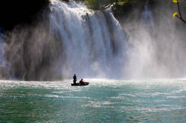 Kravice Şelaleleri, Bosna-Hersek 'te bir Doğa Mucizesi. Kravice şelaleleri, orijinal adıyla Kravica şelaleleri, Sovyetler Birliği 'nin en güzel doğal alanlarından biridir.