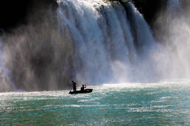 Kravice Şelaleleri, Bosna-Hersek 'te bir Doğa Mucizesi. Kravice şelaleleri, orijinal adıyla Kravica şelaleleri, Sovyetler Birliği 'nin en güzel doğal alanlarından biridir.