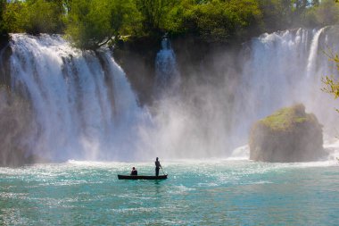 Kravice Şelaleleri, Bosna-Hersek 'te bir Doğa Mucizesi. Kravice şelaleleri, orijinal adıyla Kravica şelaleleri, Sovyetler Birliği 'nin en güzel doğal alanlarından biridir.
