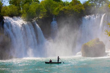Kravice Şelaleleri, Bosna-Hersek 'te bir Doğa Mucizesi. Kravice şelaleleri, orijinal adıyla Kravica şelaleleri, Sovyetler Birliği 'nin en güzel doğal alanlarından biridir.
