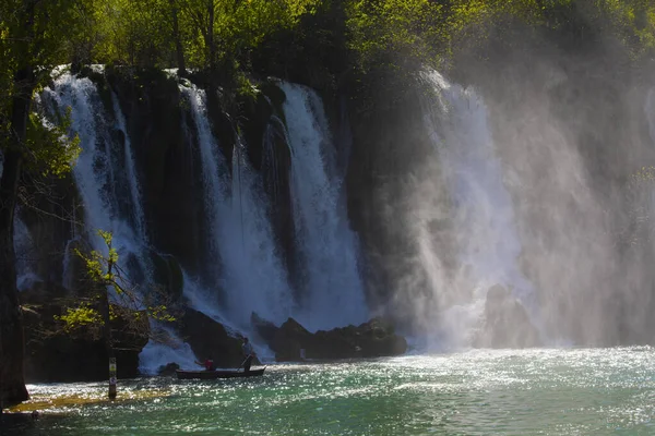 Kravice Şelaleleri, Bosna-Hersek 'te bir Doğa Mucizesi. Kravice şelaleleri, orijinal adıyla Kravica şelaleleri, Sovyetler Birliği 'nin en güzel doğal alanlarından biridir.