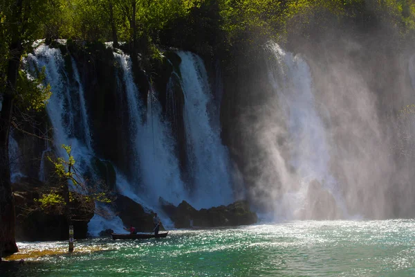 Kravice Şelaleleri, Bosna-Hersek 'te bir Doğa Mucizesi. Kravice şelaleleri, orijinal adıyla Kravica şelaleleri, Sovyetler Birliği 'nin en güzel doğal alanlarından biridir.